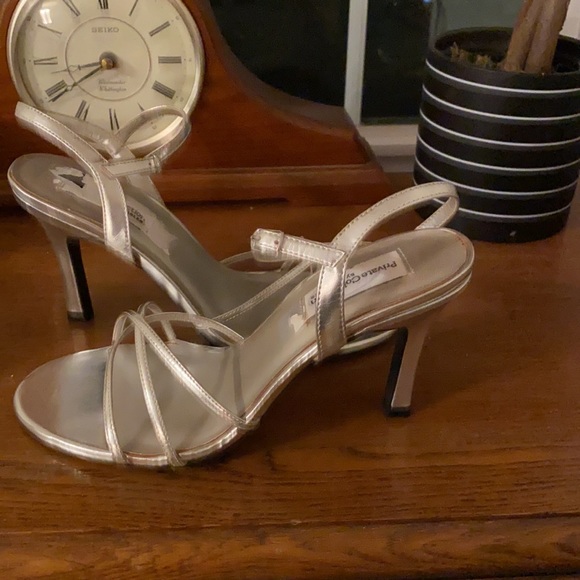 Silver sandal size 7 1/2 - Picture 2 of 3